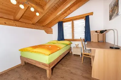 Ein Bett oder Betten in einem Zimmer der Unterkunft Maisonette Wohnung - Chalet Amethyst in Taesch bei Zermatt