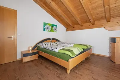 Ein Bett oder Betten in einem Zimmer der Unterkunft Maisonette Wohnung - Chalet Amethyst in Taesch bei Zermatt