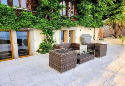 Ein Garten an der Unterkunft Traumwohnung direkt am Thunersee