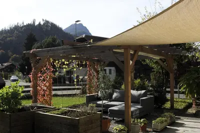 Ein Garten an der Unterkunft OldSwissHome