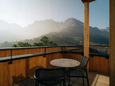 Ein allgemeiner Bergblick oder ein Berglick von des Aparthotels aus