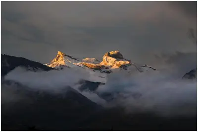 Ein allgemeiner Bergblick oder ein Berglick von des Aparthotels aus