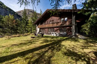 Ein allgemeiner Bergblick oder ein Berglick von der Villa aus