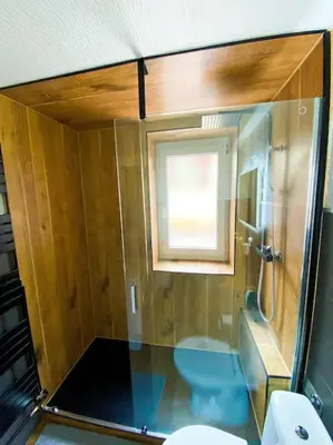 Ein Badezimmer in der Unterkunft Appartement typique avec Carnotzet