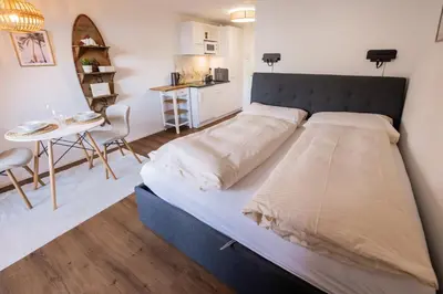 Ein Bett oder Betten in einem Zimmer der Unterkunft Surfers Studio near Interlaken, at lake with pool