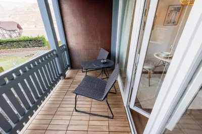 Ein Balkon oder eine Terrasse in der Unterkunft Surfers Studio near Interlaken, at lake with pool
