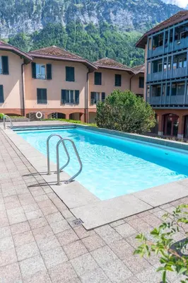 Der Swimmingpool an oder in der Nähe von Surfers Studio near Interlaken, at lake with pool