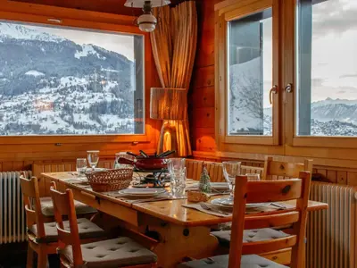 Ein allgemeiner Bergblick oder ein Berglick von des Chalets aus