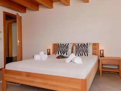 Ein Bett oder Betten in einem Zimmer der Unterkunft Holiday Home Chalet Mirabelle by Interhome