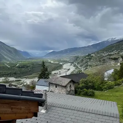 Stay in the Heart of Wallis