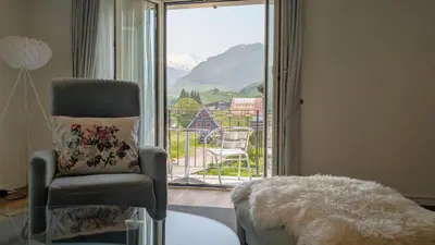 Ein allgemeiner Bergblick oder ein Berglick von der Ferienwohnung aus