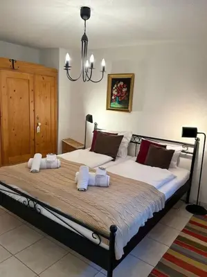 Ein Bett oder Betten in einem Zimmer der Unterkunft Charming apartment in Kandersteg
