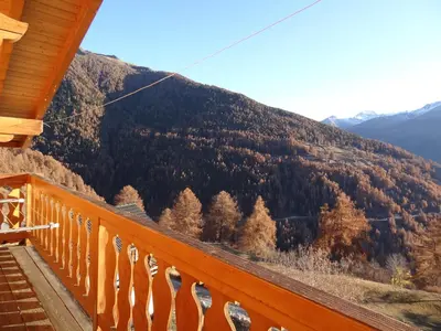 Ein allgemeiner Bergblick oder ein Berglick von des Chalets aus