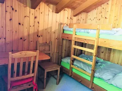 Ein Etagenbett oder Etagenbetten in einem Zimmer der Unterkunft Chalet Papillon