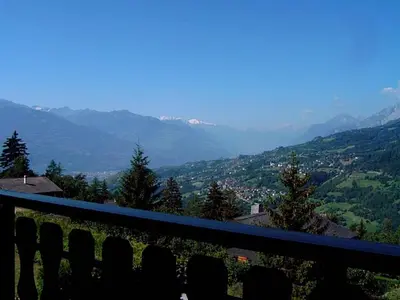 Ein allgemeiner Bergblick oder ein Berglick von des Chalets aus