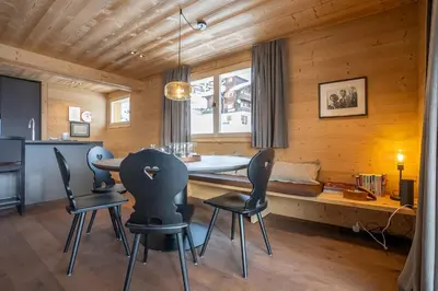 Ein Sitzbereich in der Unterkunft Chalet Onno Henny