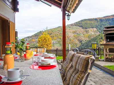 Ein allgemeiner Bergblick oder ein Berglick von des Chalets aus