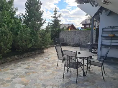 Ein Patio oder anderer Außenbereich in der Unterkunft Bel appartement deux chambres à coucher Etrier