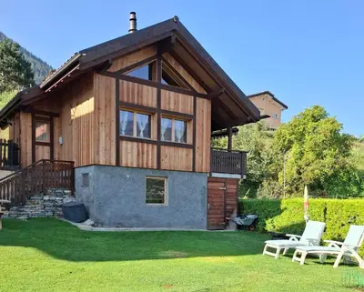 Ein Garten an der Unterkunft Charmante maisonnette avec vue sur les montagnes