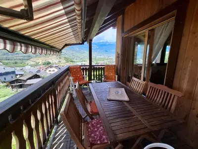 Ein Balkon oder eine Terrasse in der Unterkunft Charmante maisonnette avec vue sur les montagnes
