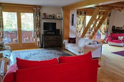 Ein Sitzbereich in der Unterkunft Charming Chalet Downtown