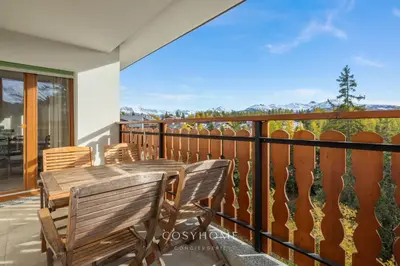 Ein Balkon oder eine Terrasse in der Unterkunft Alpine Sunset l Attique l Golf l By CosyHome