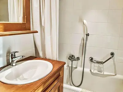 Ein Badezimmer in der Unterkunft Apartment Les Renardeaux 5 by Interhome