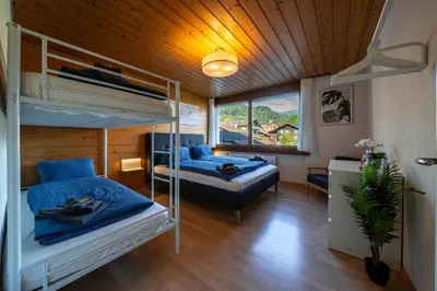 Ein Bett oder Betten in einem Zimmer der Unterkunft Alpine view with balcony near Interlaken