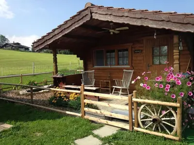 Ein Garten an der Unterkunft Übernachten in Blockhaus
