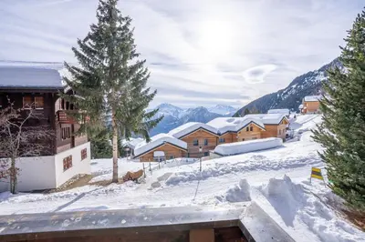 Ein allgemeiner Bergblick oder ein Berglick von der Ferienwohnung aus