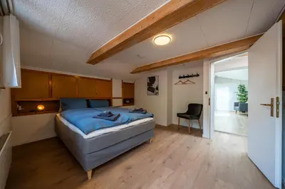 Ein Bett oder Betten in einem Zimmer der Unterkunft Large apt in town center next to Brunngasse & near lake