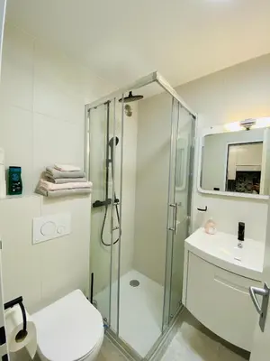 Ein Badezimmer in der Unterkunft Sandrina - Studio lumineux et rénové