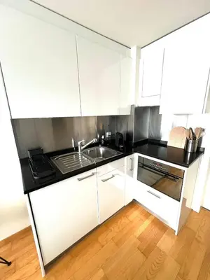 Küche/Küchenzeile in der Unterkunft Bijou Serene klitzekleine Wohnung mit Seeblick