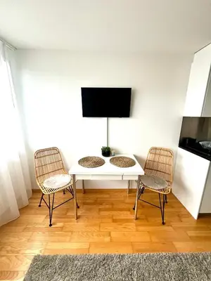 TV/Unterhaltungsangebot in der Unterkunft Bijou Serene klitzekleine Wohnung mit Seeblick
