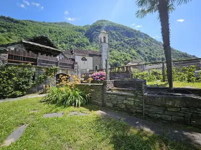 Ein allgemeiner Bergblick oder ein Berglick von des Ferienhauses aus