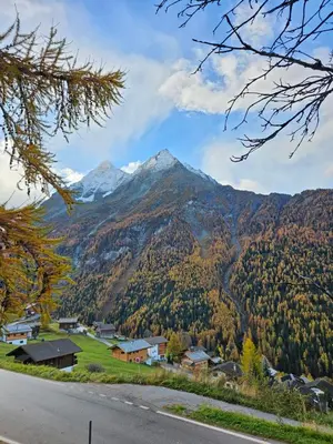 Ein allgemeiner Bergblick oder ein Berglick von des Chalets aus