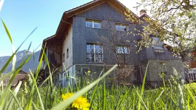 Das Gebäude in dem sich das Ferienhaus befindet