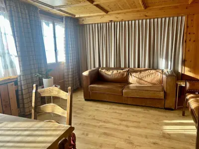 Ein Sitzbereich in der Unterkunft Cozy Room in Cozy Shared Flat - Prime Zermatt Location