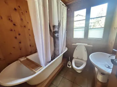 Ein Badezimmer in der Unterkunft Cozy Room in Cozy Shared Flat - Prime Zermatt Location