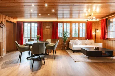 Ein Sitzbereich in der Unterkunft Alphorn Chalet by Carista Homes