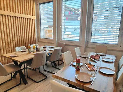 Ein Restaurant oder anderes Speiselokal in der Unterkunft ganzes Haus für dich 20min bis nach Interlaken und Adelboden