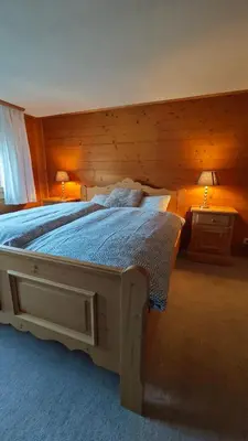 Ein Bett oder Betten in einem Zimmer der Unterkunft Charmantes Haus in Unterseen