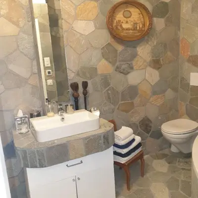 Ein Badezimmer in der Unterkunft Beau studio avec piscine et terrasse à Crans Montana