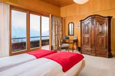 Ein Bett oder Betten in einem Zimmer der Unterkunft Lake Thun Alps Scenic Views and Concierge by SwissHut