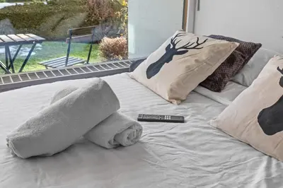 Ein Bett oder Betten in einem Zimmer der Unterkunft Studio chalet rénové au centre de la ville