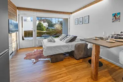 Ein Sitzbereich in der Unterkunft Studio chalet rénové au centre de la ville
