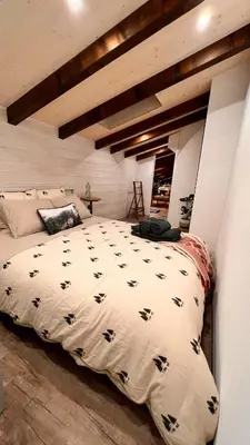 Ein Bett oder Betten in einem Zimmer der Unterkunft Cozy Alpine Attic
