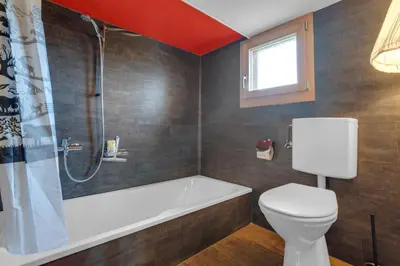 Ein Badezimmer in der Unterkunft Sérénité Einigen, Chalet, Cherry blossom special