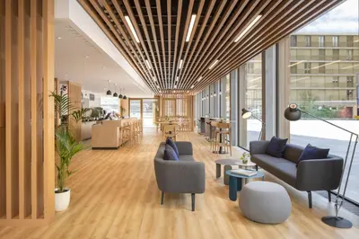 Ein Sitzbereich in der Unterkunft Holiday Inn Express & Suites Sion by IHG