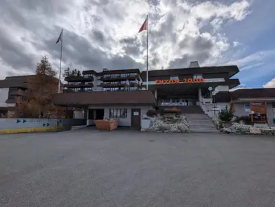 Das Gebäude in dem sich der Campingplatz befindet